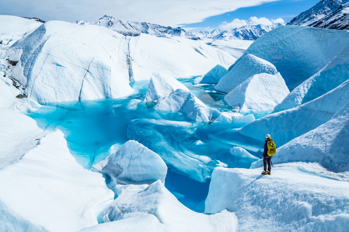 阿拉斯加馬塔努斯卡壯麗奇景，旅人冰上漫步。