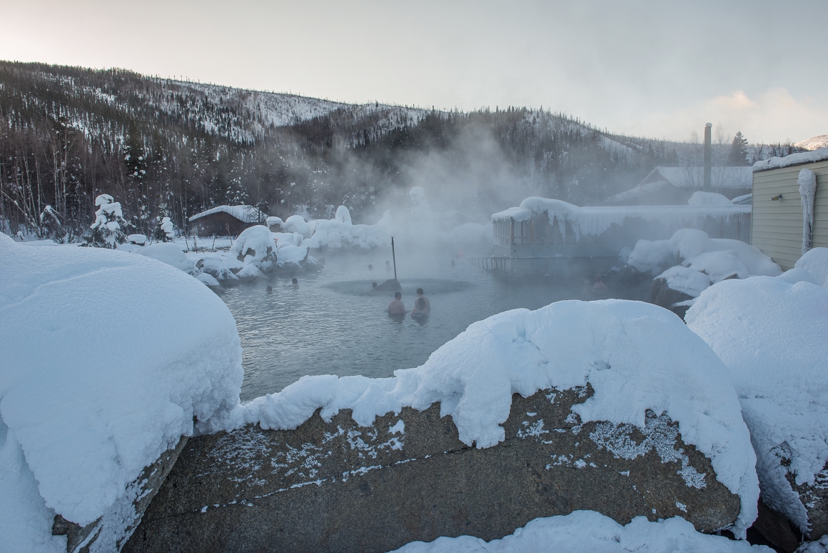珍娜溫泉度假村，旅客能在露天雪地泡湯。