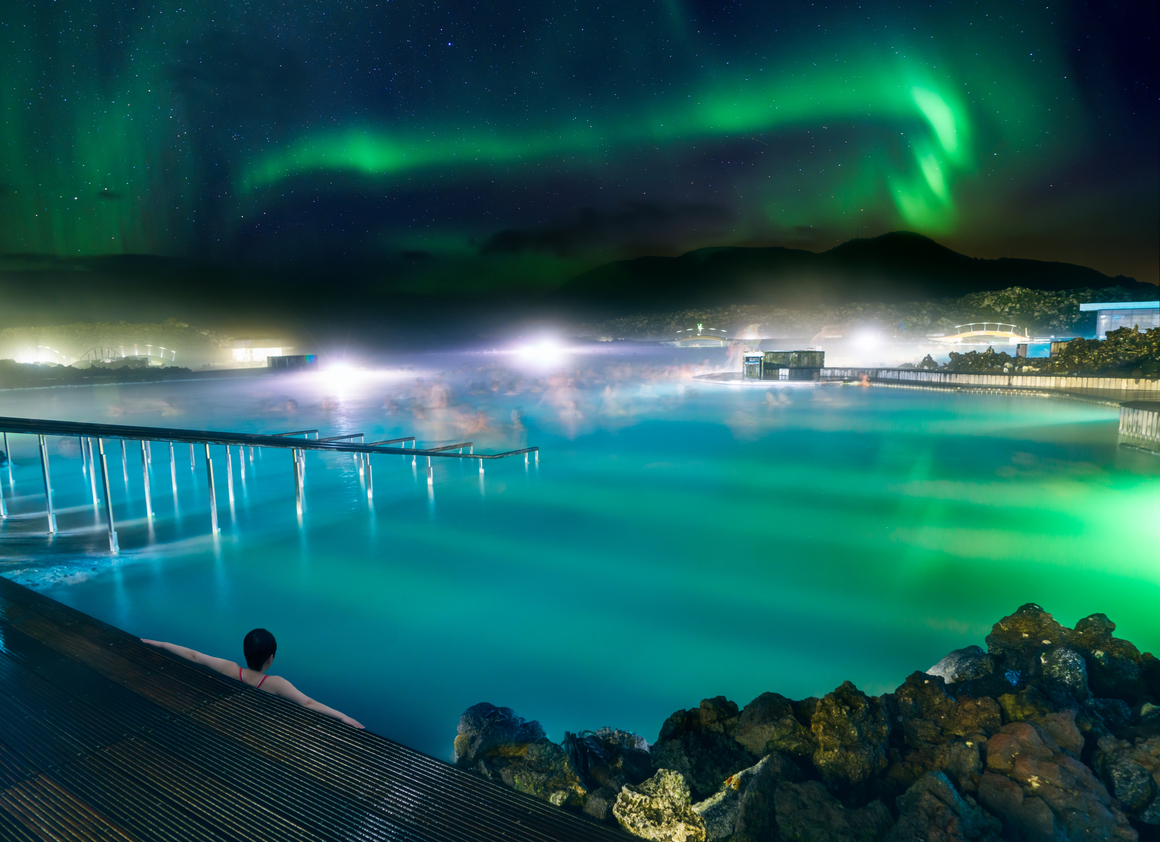 冰島藍色溫泉湖，和極光交織成獨特體驗。