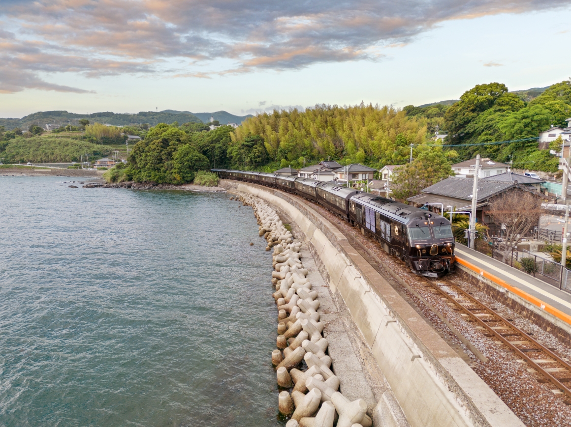 七星象徵著九州的7個縣，搭乘列車如同環遊九州7縣的體驗。